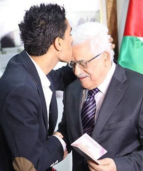 بالصور- محمد عساف يقبّل رأس الرئيس محمود عباس ويزور ضريح ياسر عرفات