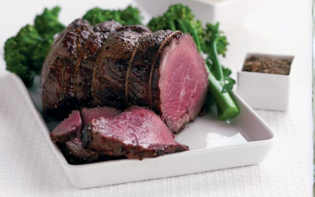 شرائح البقر المشوية مع صلصة الثوم القشدية