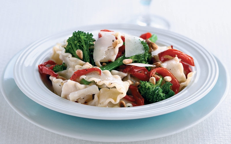 المعكرونة بالفليفلة والبروكولي والصنوبر