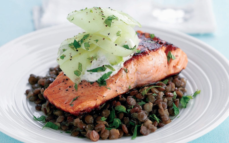 السلمون المشوي مع العدس المتبّل