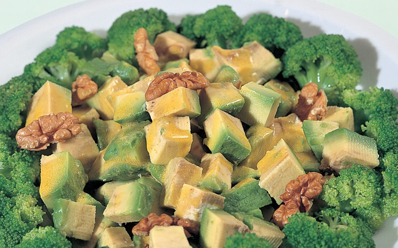 سلطة البروكولي والأفوكادو