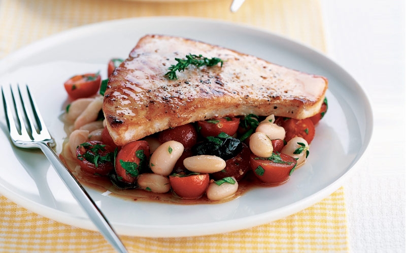 سمك أبو سيف مع اللوبياء والزيتون الأسود