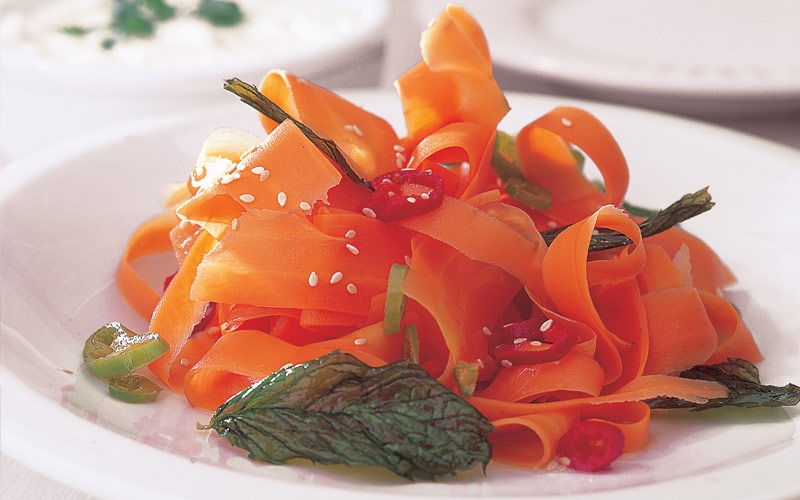 سلطة الجزر والكزبرة والسمسم