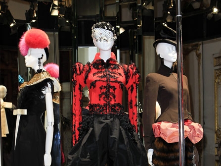 المصمّم الفرنسيّ كريستيان لاكروا يعود إلى عروض باريس