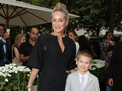 شارون ستون تصطحب ابنها للاحتفال مع Fendi
