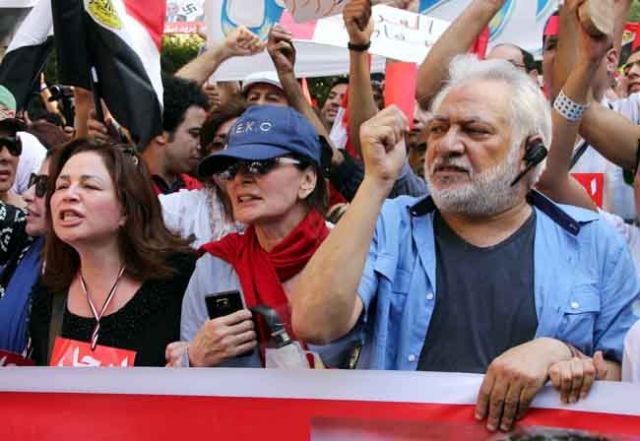 إلهام شاهين تخلع الأسود احتفالاً بنجاح الثورة