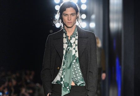 قمصان معقودة عند العنق أو مع كشاكش صغيرة