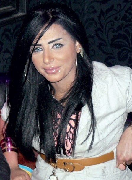 منى البلوشي: من ماكييرة الى موديل للدعاية