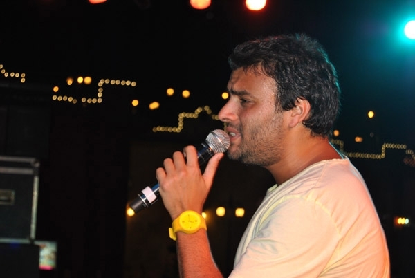 أثناء فقرته الغنائية