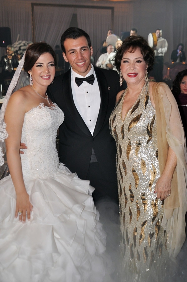 لبلبة تهنئ العروسين