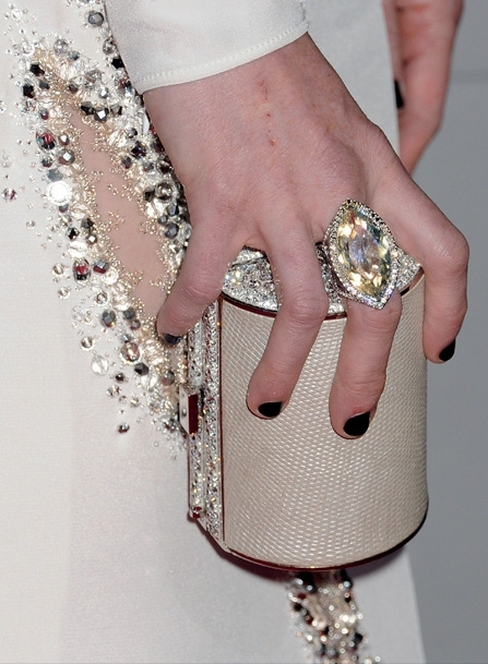 اختاري الحقيبة المرصّعة من درجات فستانك للمناسبة المهمّة.