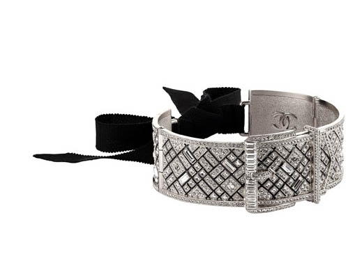 Metal short necklace paved with strass