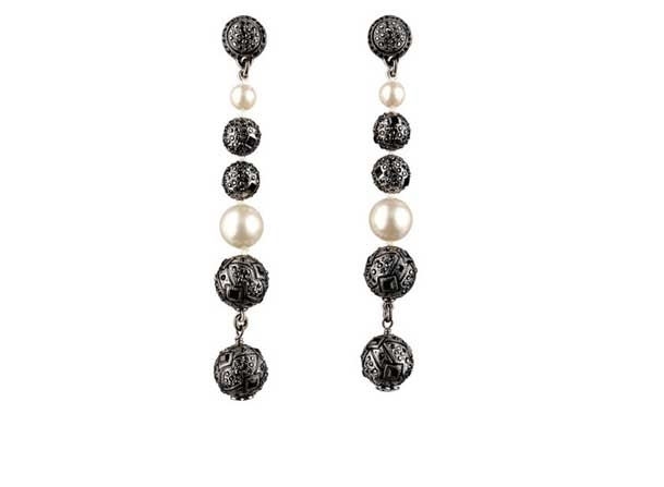 Metal and pearls earrings