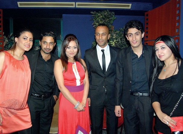 راندا البحيري تتوسط أسرة فيلمها