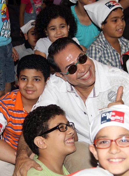 حكيم وسط الأطفال