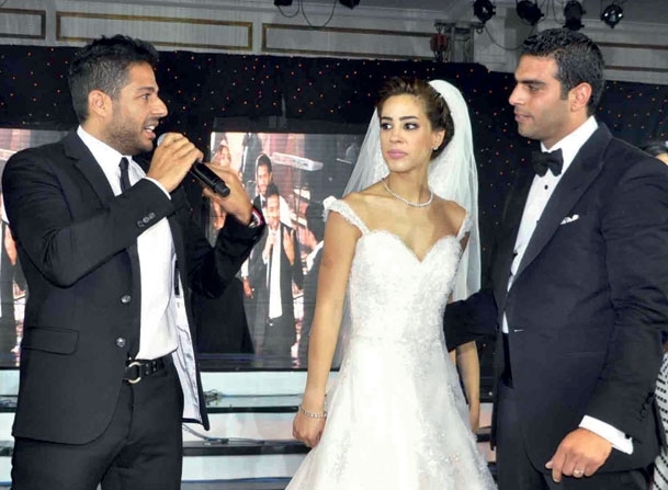 حماقي يغني للعروسين