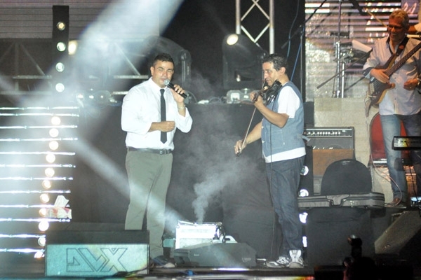 عمرو يغني برفقة أحد أعضاء فرقته