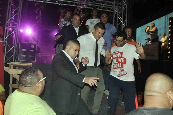 عمرو يغادر الحفلة