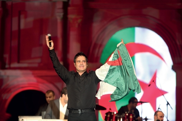 عاصي على المسرح يحيّي جمهوره