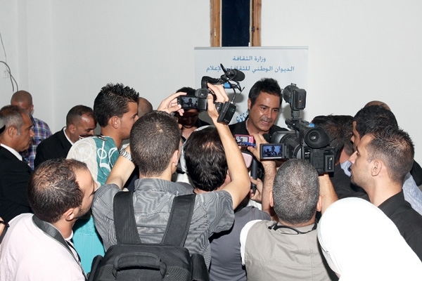 عاصي محاطاً بالمصورين