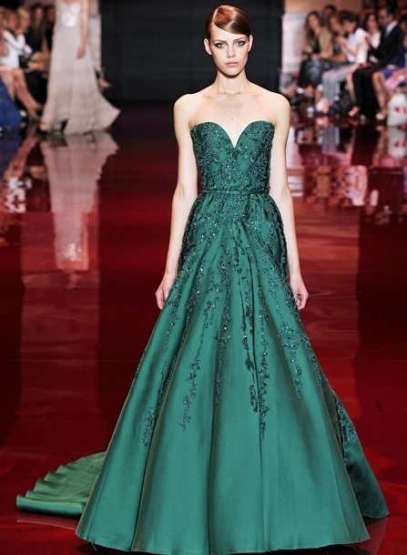 إيلي صعب يقّدم مجموعة ملكية