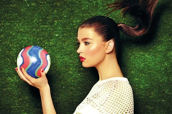 تتبنّى مجلة 'لها' ألوان المونديال. ماكياج ملوّن ومرح لمتابعة المباريات. إختاري ألوانك...