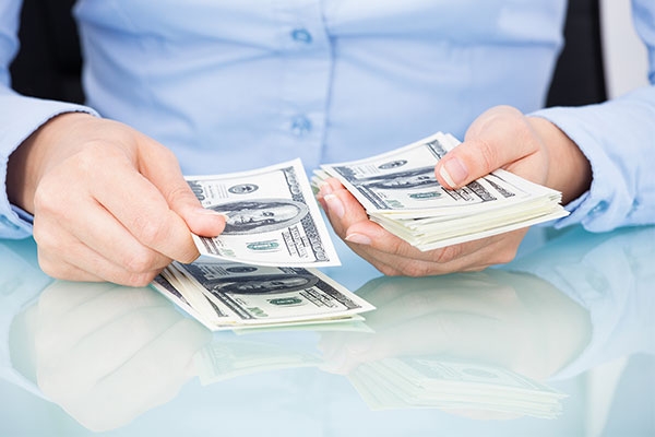 مشاهير ونجوم يروون قصصهم مع راتبهم الأول: ذكرى لا تُنسى