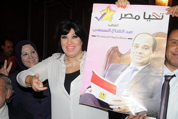 فيفي ترفع صورة السيسي