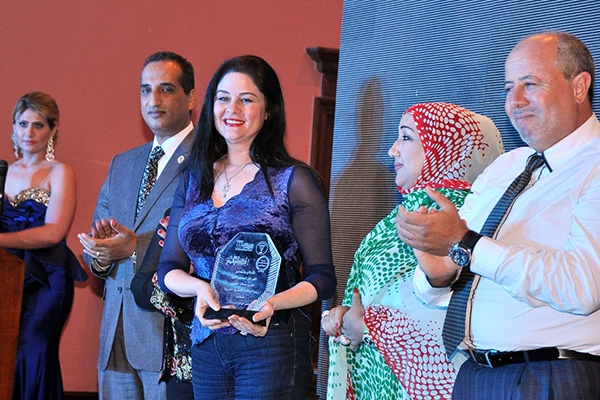 علا رامي تتسلم جائزة حسين الإمام