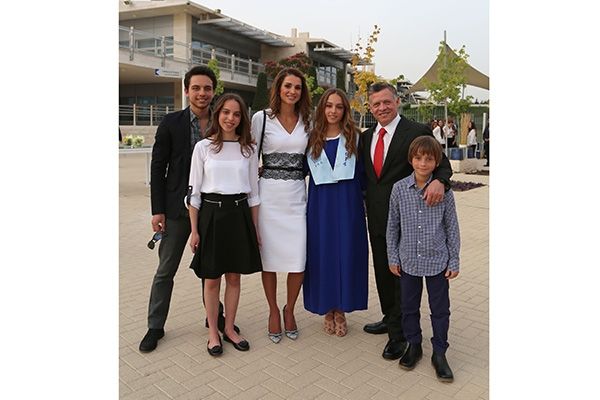 الملك عبدالله الثاني والملكة رانيا العبدالله والأمير حسين ولي العهد والأمير هاشم والأميرة سلمى يحضرون حفل تخرج الأميرة إيمان من مدرسة أكاديمية عمان الدولية