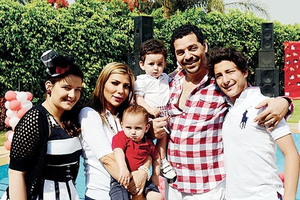 مع زوجها طارق العريان وأبنائها