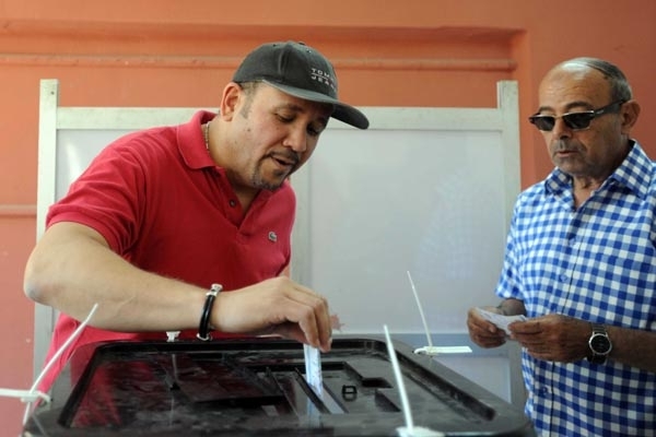 هشام عباس يدلي بصوته