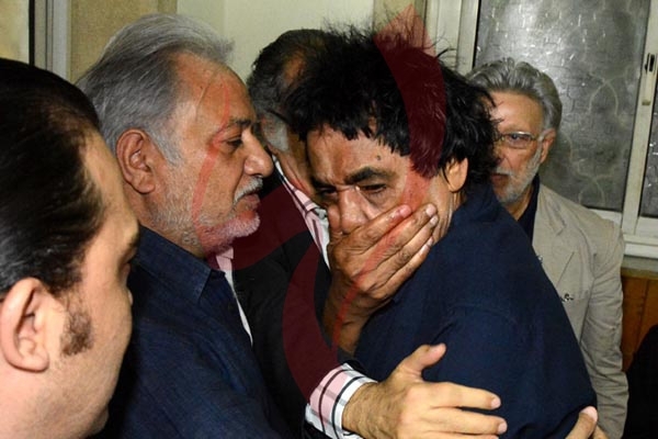 محمد منير في أول ظهور له بعد الزواج ينهار في العزاء