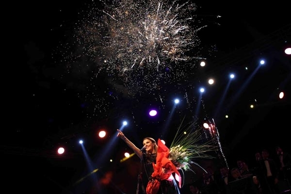 ماجدة الرومي وسط تجهيزات مسرحية ضخمة