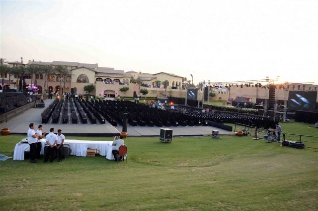 تجهيزات المسرح قبل الحفل