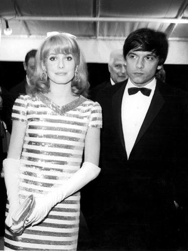 1966الممثلة الفرنسية كاثرين دينافو و زوجها البريطاني دافيد بيلي