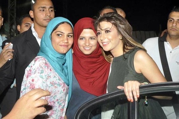 جنات مع بعض الفتيات قبل مغادرتها الحفلة