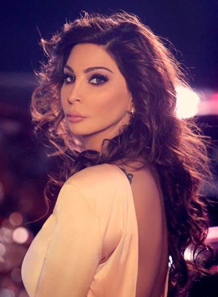 فستان مكشوف الظهر، تفصيل على بطاقة تعريف أناقتها