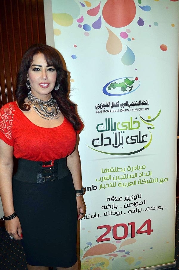 سمية الخشاب مع بوستر المبادرة