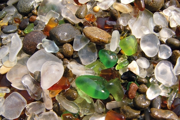 شاطئ الزجاج في كاليفورنيا 