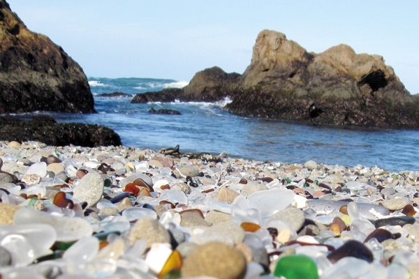 شاطئ الزجاج في كاليفورنيا 