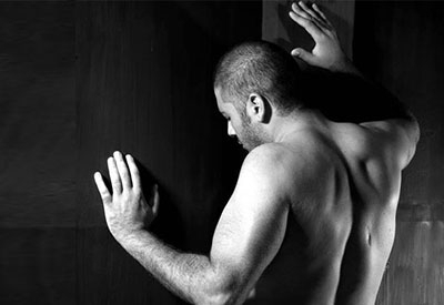 رامي عياش يسبق الجميع ويتبع موضة تعرّي الخلفية Topless بعد الـ Selfie