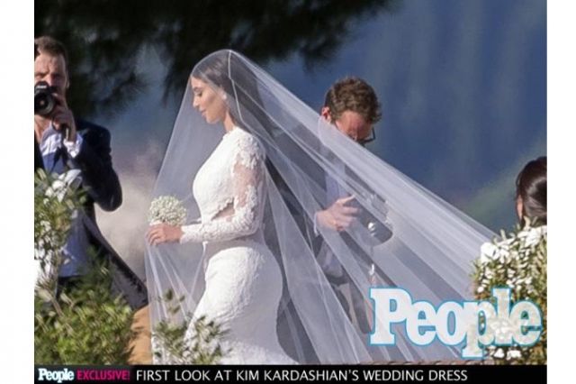 الصورة الأولى والوحيدة- هذه هي كيم كارداشيان بفستان الزفاف