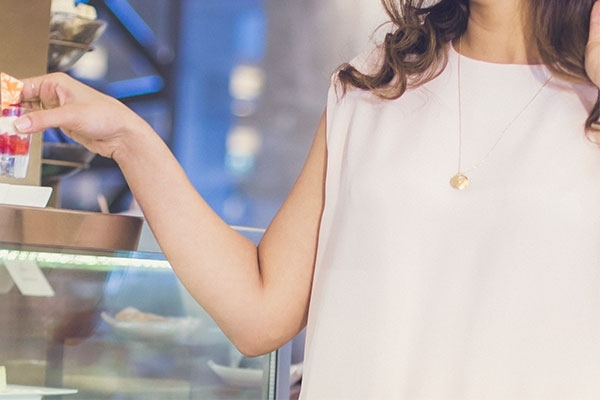 تأنقت لتصنع الحلويات