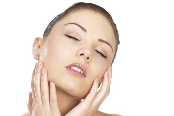 عالجي تجاعيد العينين في سن مبكرة