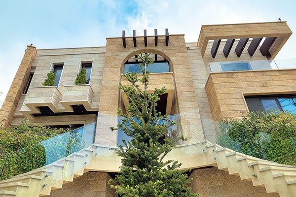 الطبيعة والهندسة جمعتهما لوحة واحدة في فيلا ساحرة على تلّة لبنانية