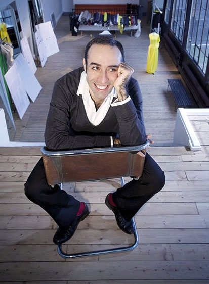 المصمم ربيع كيروز: أصمم لامرأة قويّة تظهر ضعفها دون مشكلة