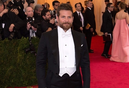 سترة تكسيدو طويلة، ربطة عنق معقودة وسلاسل على الطريقة التقليديّة