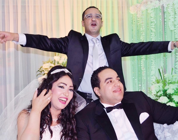 في زفاف ابنة شقيقته محمد رجب مطرب ومصوّر