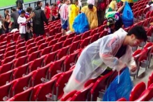 مشجعون يابانيون ينظفون المدرجات في تصرف غير اعتيادي